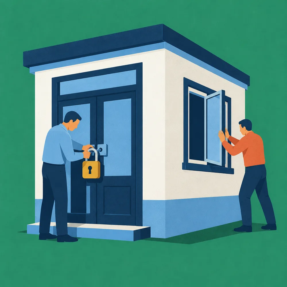 Illustration: Ein Mann hängt ein Vorhängeschloss an die Tür eines kleinen Hauses, ein zweiter schließt das offene Seitenfenster