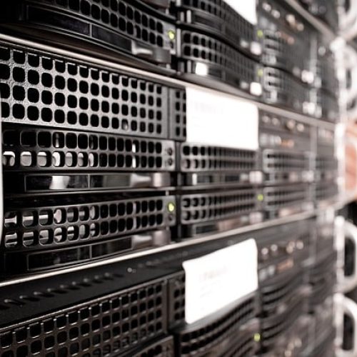 Atemberaubendes Server-Rack zeigt die Bedeutung von Webhosting