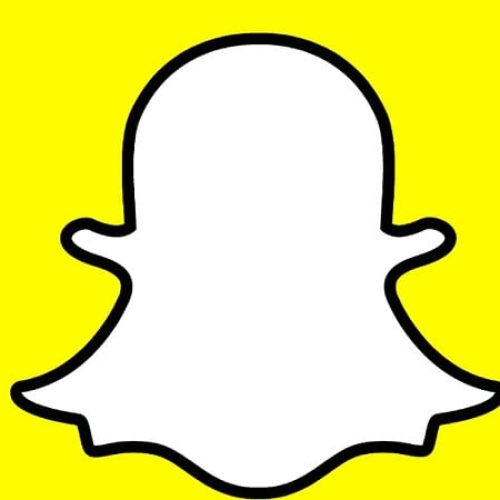 Smartphone mit geöffneter Snapchat-App und Chat-Löschfunktion